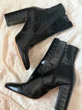 Aldo Women’s Chunky Heel Boots Pointed Toe Embossed Faux Croc Reptile